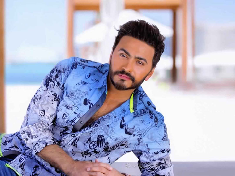 اضغط لمشاهدة الفيديو: شاب مصري يُدخل تامر حسني في نوبة ضحك هستيرية